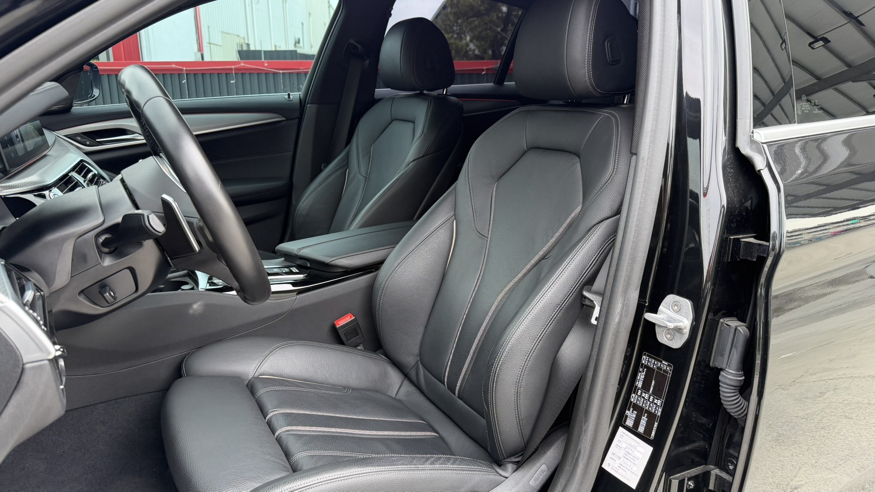 【理性且成熟的選擇】2017 BMW G30 520I M-SPORT  認證車 / 僅跑4萬多公里 / 無泡水  第11張相片