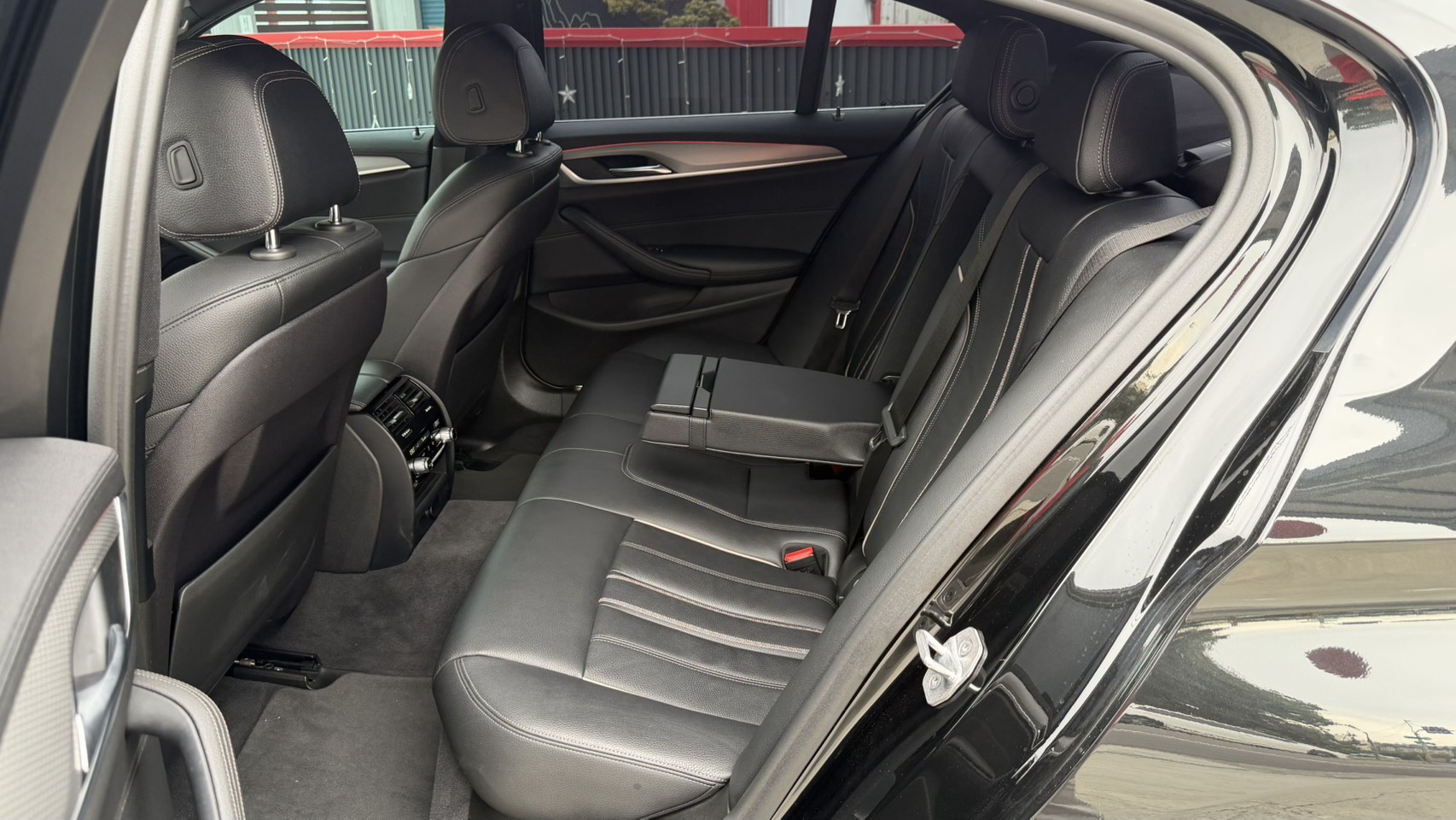 【理性且成熟的選擇】2017 BMW G30 520I M-SPORT  認證車 / 僅跑4萬多公里 / 無泡水  第12張相片