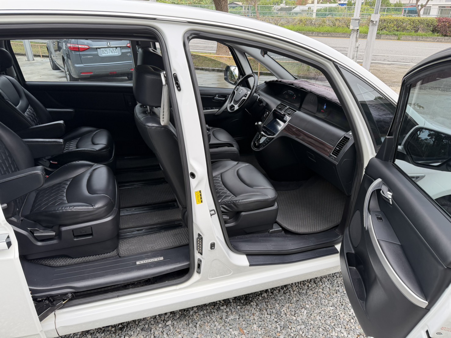 親跑長途開回花蓮 過彎非常穩 有力不費油 !  有第三方認證書!車況透明!非常漂亮~  第8張相片