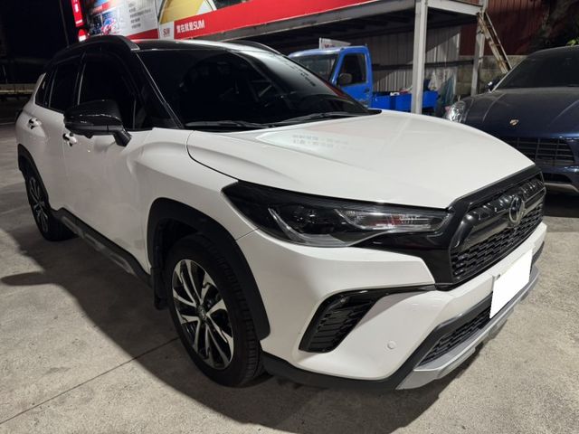 2022 TOYOYA CROSS GR 1.8 汽油版 升級電動尾門 室內氣氛燈 中央大幅手 後箱平整化套件  第2張相片