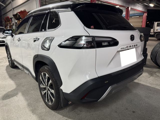 2022 TOYOYA CROSS GR 1.8 汽油版 升級電動尾門 室內氣氛燈 中央大幅手 後箱平整化套件  第3張相片