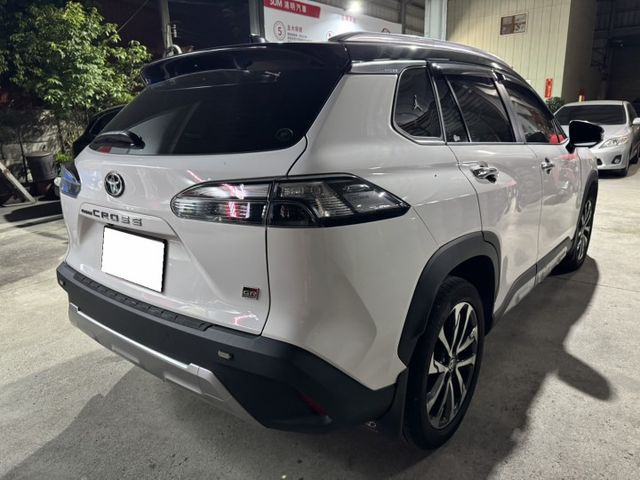 2022 TOYOYA CROSS GR 1.8 汽油版 升級電動尾門 室內氣氛燈 中央大幅手 後箱平整化套件  第4張相片