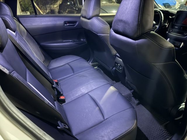 2022 TOYOYA CROSS GR 1.8 汽油版 升級電動尾門 室內氣氛燈 中央大幅手 後箱平整化套件  第6張相片