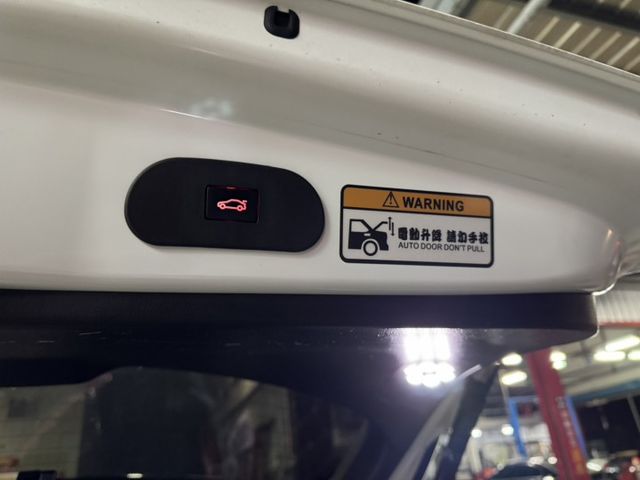 2022 TOYOYA CROSS GR 1.8 汽油版 升級電動尾門 室內氣氛燈 中央大幅手 後箱平整化套件  第7張相片
