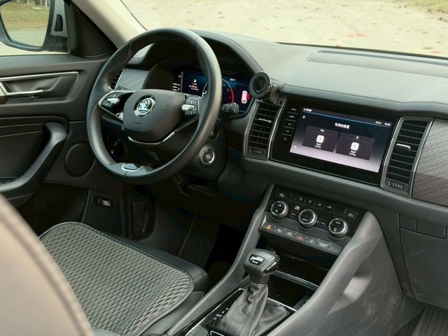 4X4尊榮版本，挑戰全網最低里程，最低價格，新車價160萬，直接打到骨折  第4張相片