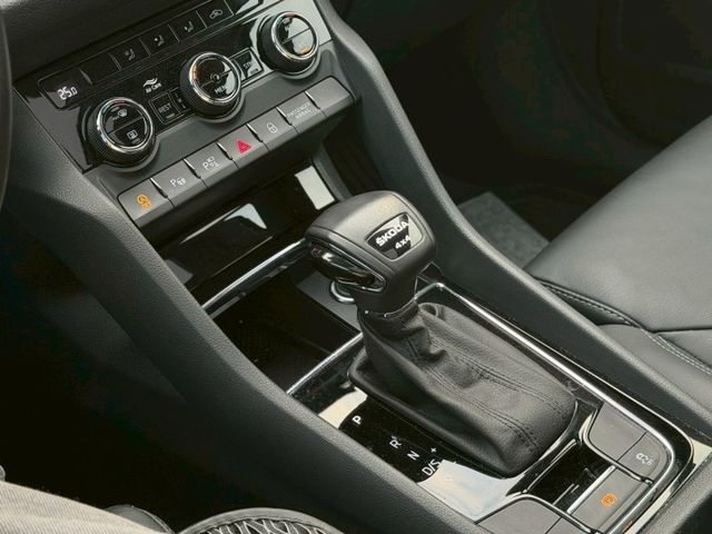 4X4尊榮版本，挑戰全網最低里程，最低價格，新車價160萬，直接打到骨折  第9張相片