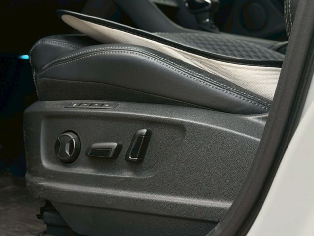 4X4尊榮版本，挑戰全網最低里程，最低價格，新車價160萬，直接打到骨折  第10張相片