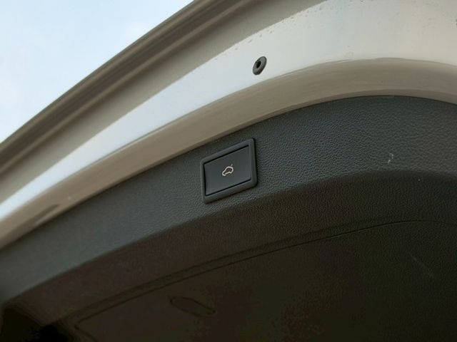 4X4尊榮版本，挑戰全網最低里程，最低價格，新車價160萬，直接打到骨折  第11張相片