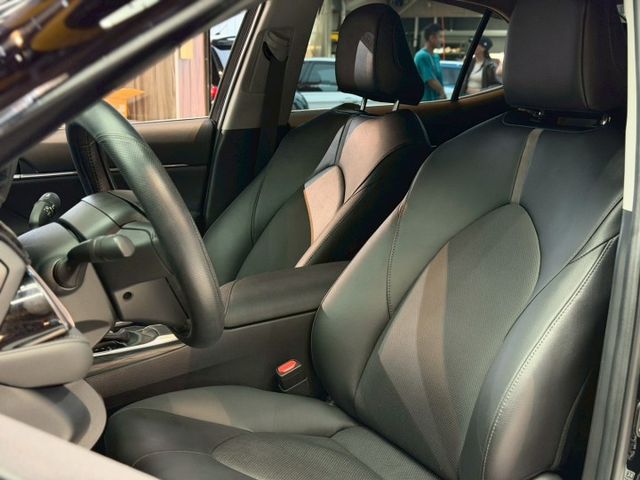 只跑1.9萬 幾乎新車等級的Camry在這裡~!~!~!~!~!  第14張相片