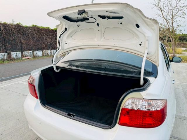 2013年 TOYOTA VIOS 1.5 白色 原鈑件 車況漂亮 經典省油代步神車  第4張相片