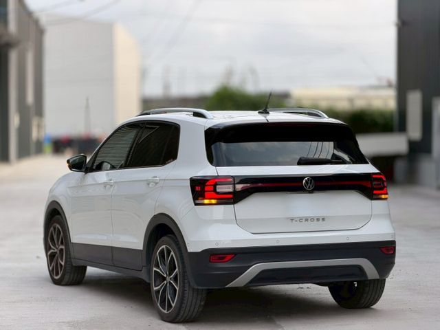 幾乎新車等級，這台T-Cross直接省一大筆，小台好開又有料，這台很多人一看就下手~!  第2張相片