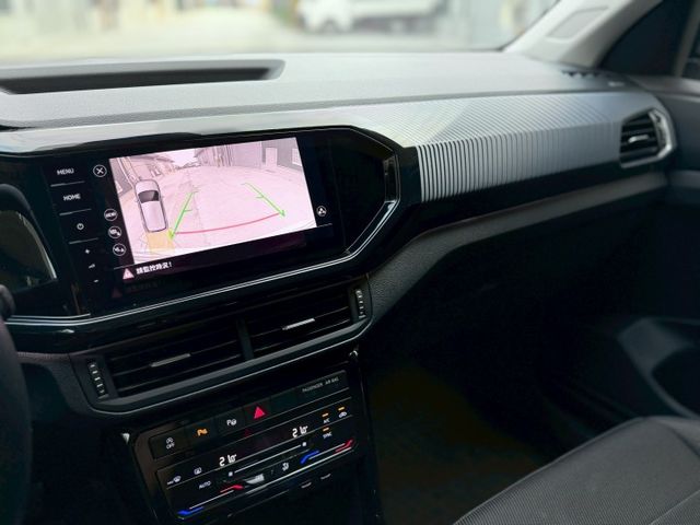 幾乎新車等級，這台T-Cross直接省一大筆，小台好開又有料，這台很多人一看就下手~!  第6張相片