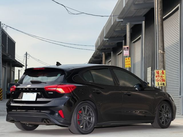 「懂開的，才會找 Lommel，紅卡鉗＋B&O＋賽道懸吊，這台不是一般 Focus。」  第2張相片