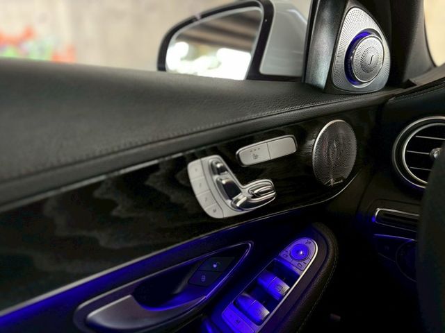 AMG，Ｐ1，柏林音響、蝴蝶方向盤、氣氛燈、紅色卡鉗，實車超美、里程保證  第7張相片