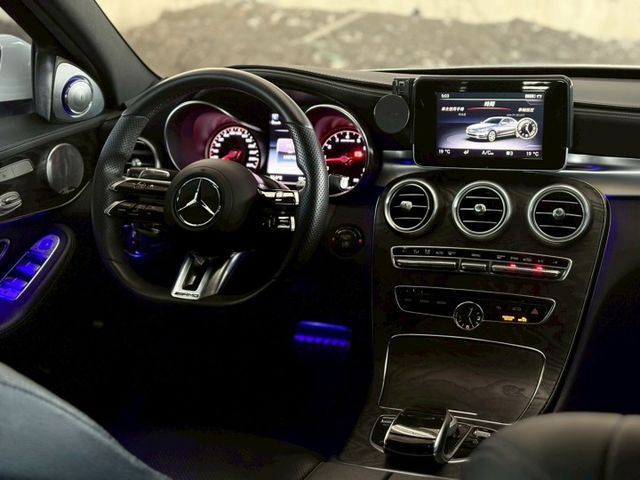 AMG，Ｐ1，柏林音響、蝴蝶方向盤、氣氛燈、紅色卡鉗，實車超美、里程保證  第12張相片