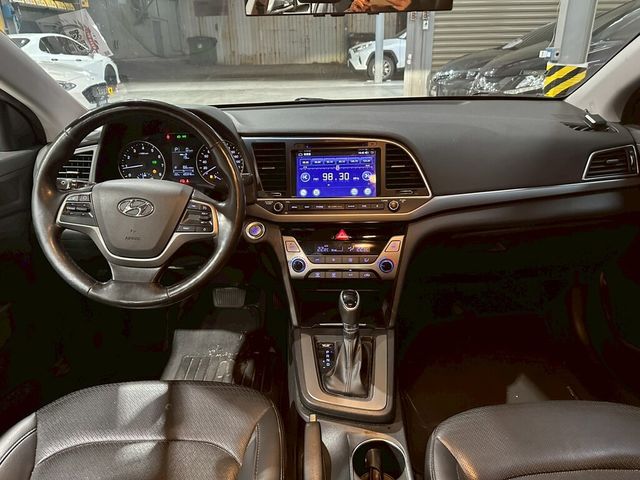 HYUNDAI現代 ELANTRA  第7張相片