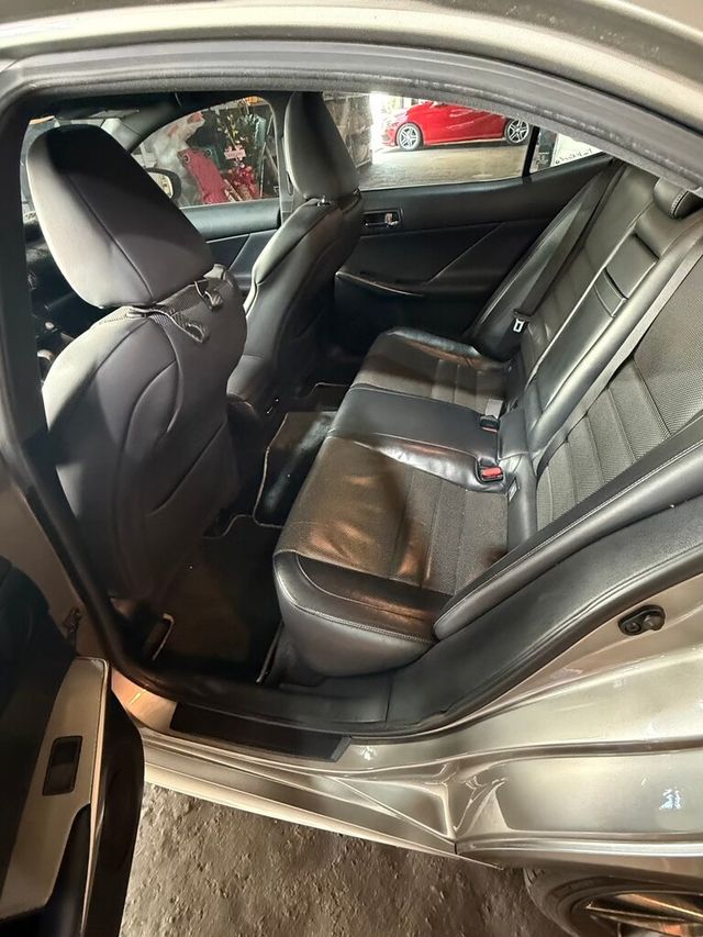 LEXUS凌志 IS 300H  第8張相片