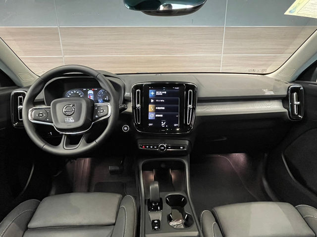 VOLVO XC40 Plus T2  第13張相片