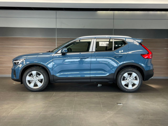 VOLVO XC40 Plus T2  第3張相片