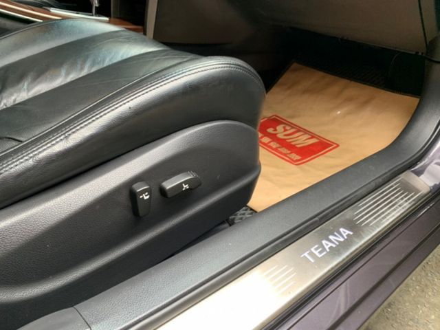 IKEY頂級V6引擎只跑11萬里程/全頂黑玻璃雙天窗/雙前電動椅/導航/定速/音樂快撥鍵/恆溫/倒車顯影/抬顯  第13張相片