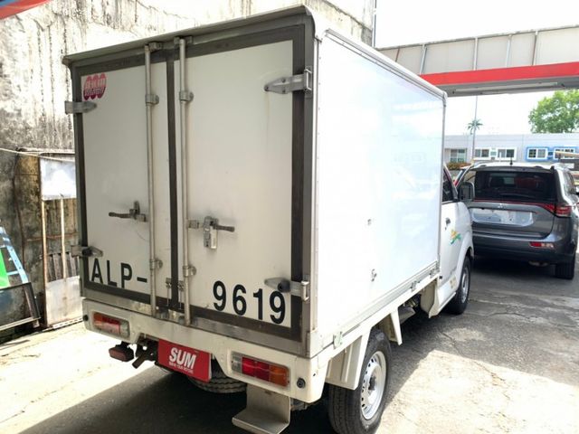 一手車只跑6萬2千里程電動窗/液晶螢幕/藍芽/導航/倒車顯影/行車紀錄器/霧燈/另裝後箱取貨不鏽鋼踩踏板/車內乾淨無刮傷  第3張相片