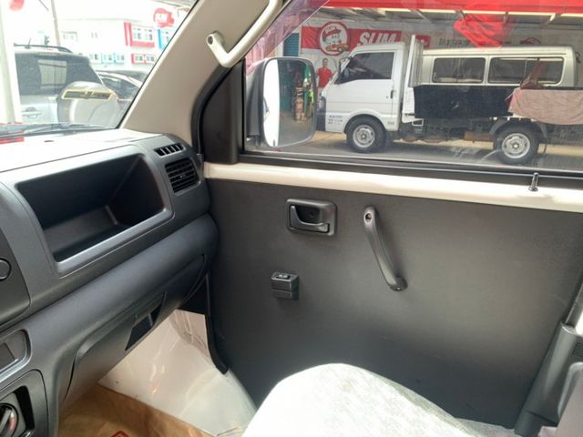 一手車只跑6萬2千里程電動窗/液晶螢幕/藍芽/導航/倒車顯影/行車紀錄器/霧燈/另裝後箱取貨不鏽鋼踩踏板/車內乾淨無刮傷  第9張相片