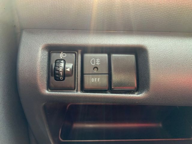 一手車只跑6萬2千里程電動窗/液晶螢幕/藍芽/導航/倒車顯影/行車紀錄器/霧燈/另裝後箱取貨不鏽鋼踩踏板/車內乾淨無刮傷  第10張相片