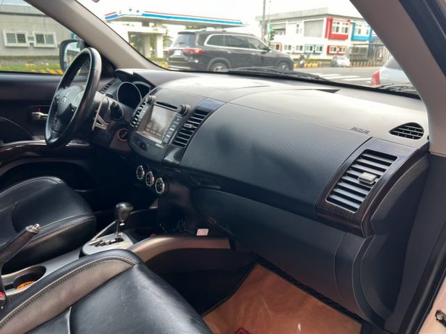 一手車/IKEY版/側踏板/藍芽/電折/恆溫/音控快撥/換檔快撥/防水托盤/全新腳踏墊/後座快速收折/車頂架/霧燈鍵  第11張相片
