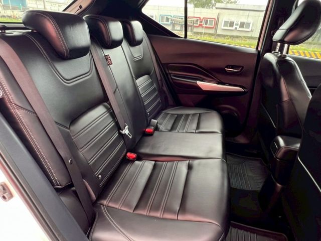 認證車低里程僅跑不到3萬公里/智能旗艦版/環景系統/盲點/恆溫/抬顯/定速/電折/循跡/前後雷達/行車紀錄器/防水踏墊/  第11張相片