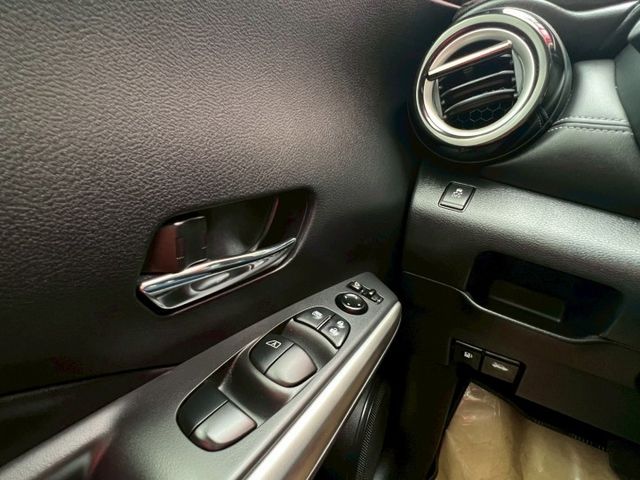 認證車低里程僅跑不到3萬公里/智能旗艦版/環景系統/盲點/恆溫/抬顯/定速/電折/循跡/前後雷達/行車紀錄器/防水踏墊/  第13張相片
