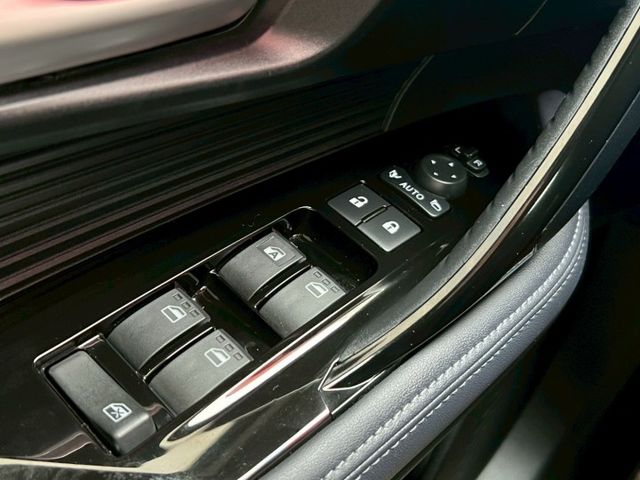 一手車/原版件/里程保證/藍芽CARplay/ACC跟車/循跡/自動煞停/電折/雙沏鋁圈/駐車雷達/黑內裝  第13張相片