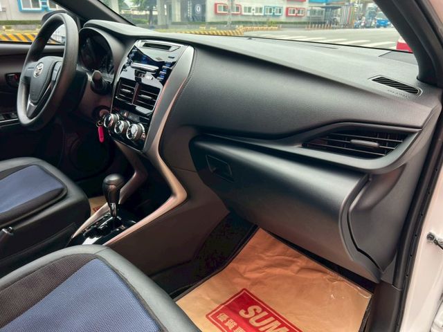 一手車原版件/里程保證僅跑1萬多公里/自動頭燈/補胎劑/升級鋁圈/LED頭燈/內裝新  第7張相片