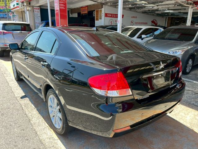 便宜代步房車/HID頭燈/雙前電動椅/後座出風口/倒車顯影/行車紀錄器/前後霧燈/空間大好舒適  第4張相片