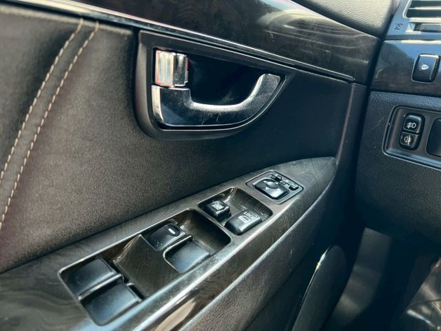 便宜代步房車/HID頭燈/雙前電動椅/後座出風口/倒車顯影/行車紀錄器/前後霧燈/空間大好舒適  第13張相片