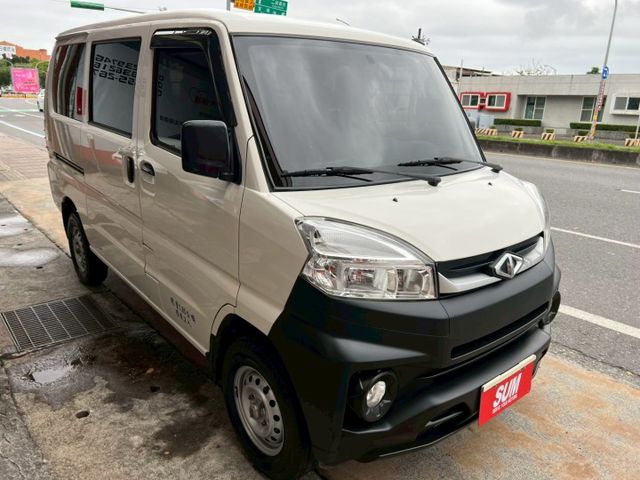 一手車/貨車版/附全新四顆輪胎/里程保證/盲點/循跡/自動頭燈/行車紀錄器/霧燈/原廠保養/原廠說明書  第2張相片