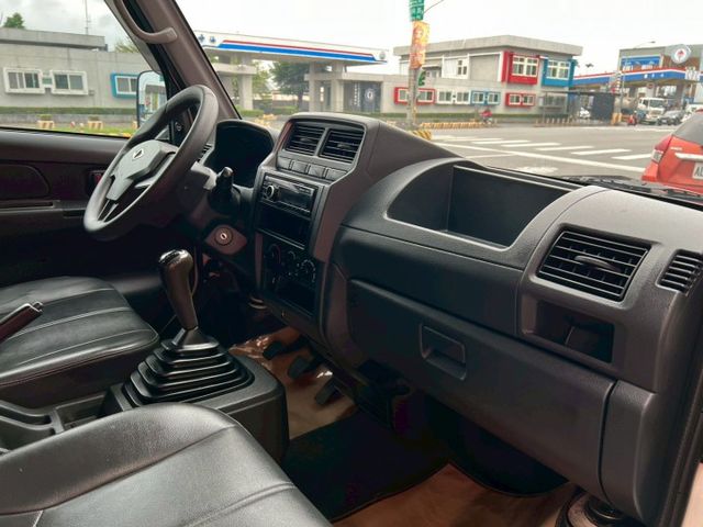 一手車/貨車版/附全新四顆輪胎/里程保證/盲點/循跡/自動頭燈/行車紀錄器/霧燈/原廠保養/原廠說明書  第6張相片