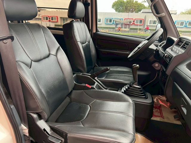 一手車/貨車版/附全新四顆輪胎/里程保證/盲點/循跡/自動頭燈/行車紀錄器/霧燈/原廠保養/原廠說明書  第7張相片