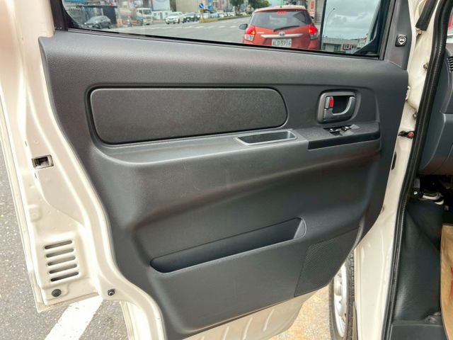 一手車/貨車版/附全新四顆輪胎/里程保證/盲點/循跡/自動頭燈/行車紀錄器/霧燈/原廠保養/原廠說明書  第17張相片