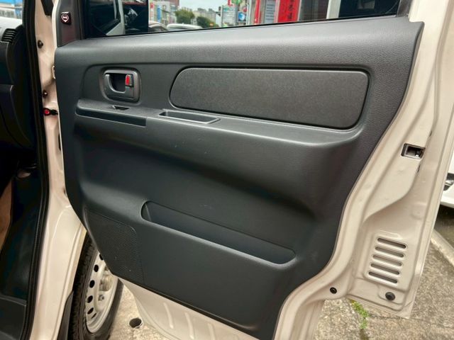 一手車/貨車版/附全新四顆輪胎/里程保證/盲點/循跡/自動頭燈/行車紀錄器/霧燈/原廠保養/原廠說明書  第18張相片