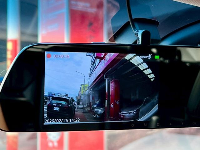 一手車里程保證/天窗/安卓機/自動頭燈/換檔快撥/定速/藍芽/導航/電折/恆溫/循跡/WIFI/倒車影像行車紀錄器/霧燈  第9張相片