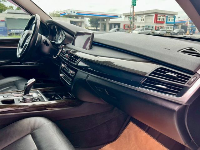 一手車原板件4WD/雙前電動椅/全景大天窗/吸門/定速/藍芽/前鏡輔助/電尾門/行駛多模式切換/AUTO H/室內氣氛燈  第6張相片