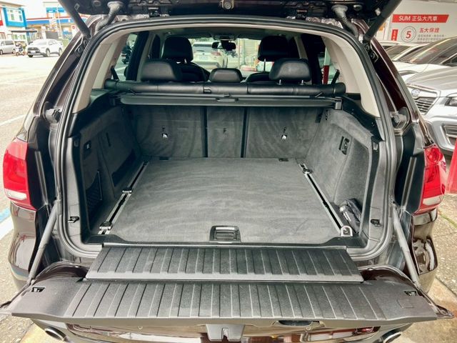 一手車原板件4WD/雙前電動椅/全景大天窗/吸門/定速/藍芽/前鏡輔助/電尾門/行駛多模式切換/AUTO H/室內氣氛燈  第15張相片