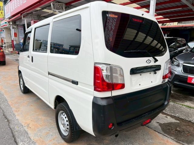 一手車/貨車版/附全新四顆輪胎/里程保證/盲點/循跡/自動頭燈/行車紀錄器/霧燈/原廠保養/原廠說明書  第4張相片