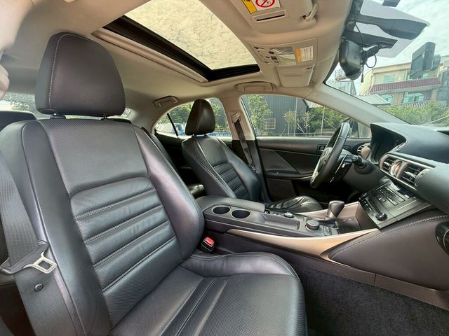 LEXUS凌志 IS 300H  第5張相片