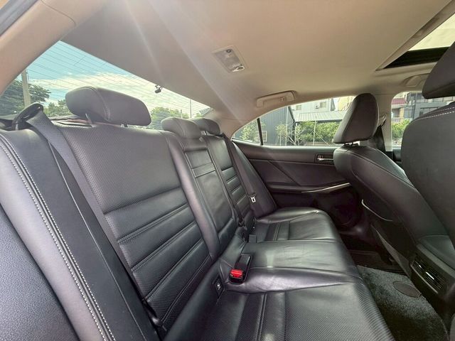 LEXUS凌志 IS 300H  第6張相片