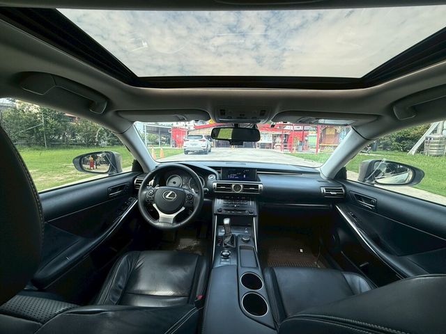 LEXUS凌志 IS 300H  第7張相片