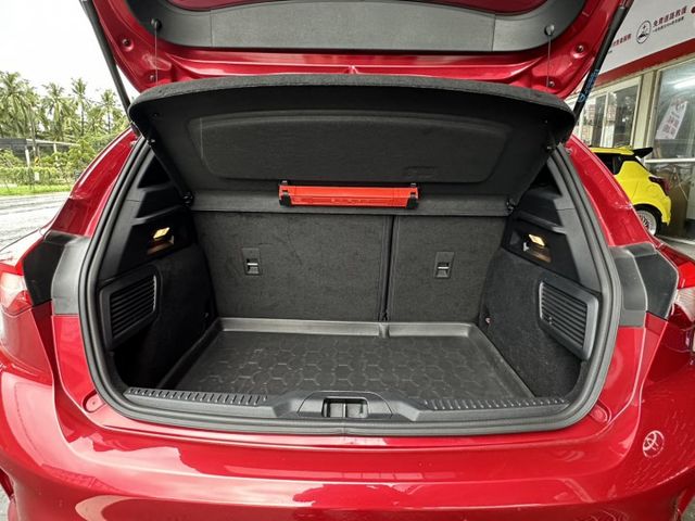 車輛配備:1.ACC跟車 2.定速系統 3.雙區恆溫空調 4.抬頭顯示 5.方向盤快撥鍵  第4張相片