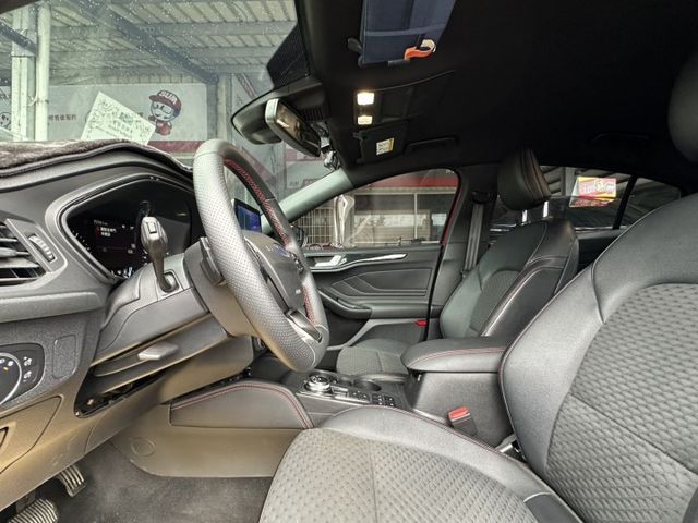 車輛配備:1.ACC跟車 2.定速系統 3.雙區恆溫空調 4.抬頭顯示 5.方向盤快撥鍵  第5張相片