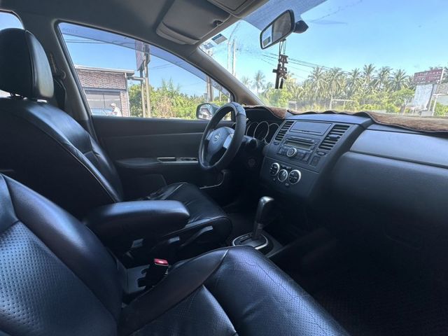 車輛配備:1.恆溫空調 2.後座分離倒覆 3.CD音響主機 4.大燈水平調整 5.車用備胎  第4張相片