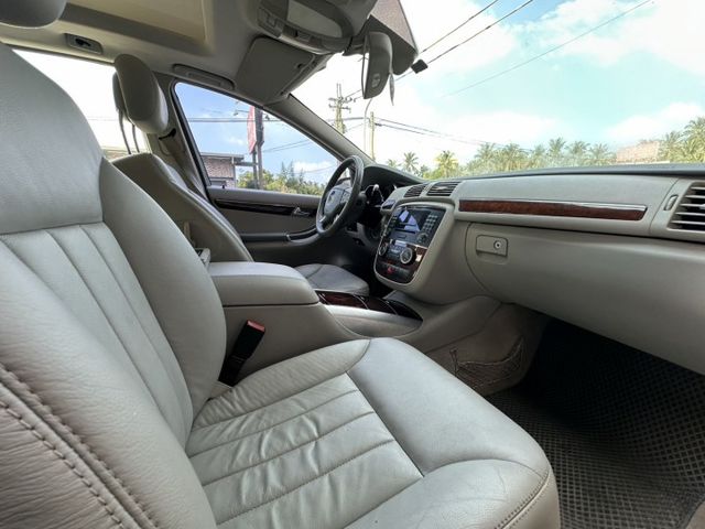 車輛配備:1.全景天窗 2.雙電動座椅 3.雙區恆溫空調 4.方向盤快撥 5.TCS防滑系統  第5張相片